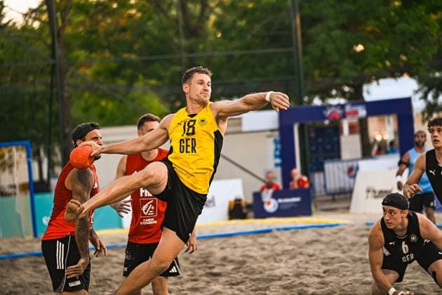 Robin John ( 18; Deutschland Beachhandball Nationalmannschaft) springt dynamisch zum Wurf und setzt sich gegen die Abwehr des Gegners in Rot durch. Lars Zelser ( 6; Deutschland Beachhandball Nationalmannschaft) ist im Hintergrund zu sehen. IHF Beach Handball World Championship, WM, Weltmeisterschaft 2026, 23.06.2026, Zagreb, Jarun See *** Robin John 18, Germany’s national beach handball team, leaps dynamically to take a shot and breaks through the opposing defense in red. Lars Zelser 6, Germany’s national beach handball team, can be seen in the background. IHF Beach Handball World Championship 2026, June 23, 2026, Zagreb, Lake Jarun Copyright: xspeedshotx xDorianfrickx