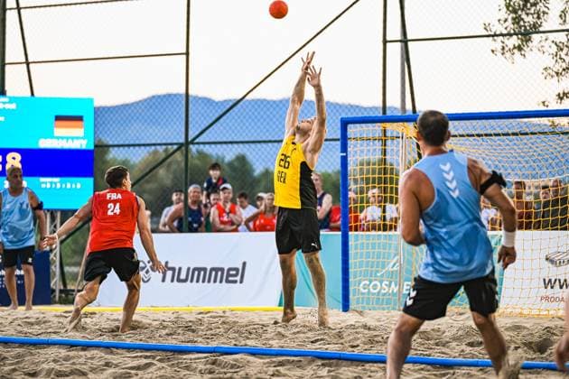 Moritz Ebert ( 26; Deutschland Beachhandball Nationalmannschaft) streckt sich im Sprung nach dem Ball vor dem Tor am Jarun See in Zagreb. Ein Spieler Frankreichs ( 24) und ein weiterer Gegenspieler beobachten die Szene. IHF Beach Handball World Championship, WM, Weltmeisterschaft 2026, 23.06.2026, Zagreb, Jarun See *** Moritz Ebert, 26, of the German national beach handball team, leaps to reach the ball in front of the goal at Lake Jarun in Zagreb. A French player, No. 24, and another opponent watch the action. IHF Beach Handball World Championship 2026, June 23, 2026, Zagreb, Lake Jarun Copyright: xspeedshotx xDorianfrickx
