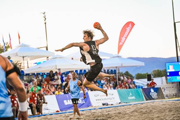 HENRICH Severin ( 13; Deutschland Beachhandball Nationalmannschaft) springt dynamisch aus dem Sand und holt zum Wurf aus, der Ball ist klar in seiner erhobenen Hand sichtbar. Im Hintergrund verfolgen zahlreiche Zuschauer das Spiel am Jarun See in Zagreb. IHF Beach Handball World Championship, WM, Weltmeisterschaft 2026, 23.06.2026, Zagreb, Jarun See *** HENRICH Severin 13, a member of the German national beach handball team, leaps dynamically out of the sand and winds up to shoot; the ball is clearly visible in his raised hand. In the background, numerous spectators watch the game at Lake Jarun in Zagreb during the 2026 IHF Beach Handball World Championship, June 23, 2026, Zagreb, Lake Jarun Copyright: xspeedshotx xDorianfrickx