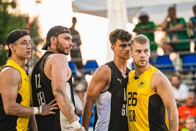 Vier Spieler der deutschen Beachhandball-Nationalmannschaft stehen zusammen auf dem Sand am Jarun See in Zagreb. ZEYEN Tobias ( 12) und EBERT Moritz ( 26) sind klar erkennbar, die Gruppe wirkt konzentriert zwischen den Aktionen. IHF Beach Handball World Championship, WM, Weltmeisterschaft 2026, 23.06.2026, Zagreb, Jarun See *** Four players from the German national beach handball team stand together on the sand at Lake Jarun in Zagreb. Tobias ZEYEN (12) and Moritz EBERT (26) are clearly recognizable; the group appears focused between plays at the 2026 IHF Beach Handball World Championship, June 23, 2026, Zagreb, Lake Jarun Copyright: xspeedshotx xDorianfrickx