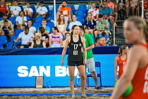 Lena Klingler ( 17; Deutsche Frauen Beachhandball Nationalmannschaft) steht fokussiert auf dem Sandplatz am Jarun See in Zagreb. Im Hintergrund verfolgen zahlreiche Zuschauer das Spiel auf der Tribüne. IHF Beach Handball World Championship, WM, Weltmeisterschaft 2026, 23.06.2026, Zagreb, Jarun See *** Lena Klingler, 17. The German women s national beach handball team is focused on the sand court at Lake Jarun in Zagreb. In the background, numerous spectators watch the game from the stands. IHF Beach Handball World Championship 2026, June 23, 2026, Zagreb, Lake Jarun Copyright: xspeedshotx xDorianfrickx