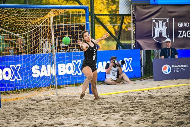 Joelle Arno ( 2; Deutsche Frauen Beachhandball Nationalmannschaft) wirft den Ball aus dem Torraum heraus, der grüne Ball ist klar im Bild sichtbar. Die Szene findet am Jarun See in Zagreb vor der Kulisse des crohandball-Banners statt. IHF Beach Handball World Championship, WM, Weltmeisterschaft 2026, 23.06.2026, Zagreb, Jarun See *** Joelle Arno 2: A player on the German women’s national beach handball team throws the ball out of the goal area; the green ball is clearly visible in the frame. The scene takes place at Lake Jarun in Zagreb against the backdrop of the crohandball banner for the 2026 IHF Beach Handball World Championship, June 23, 2026, Zagreb, Lake Jarun Copyright: xspeedshotx xDorianfrickx
