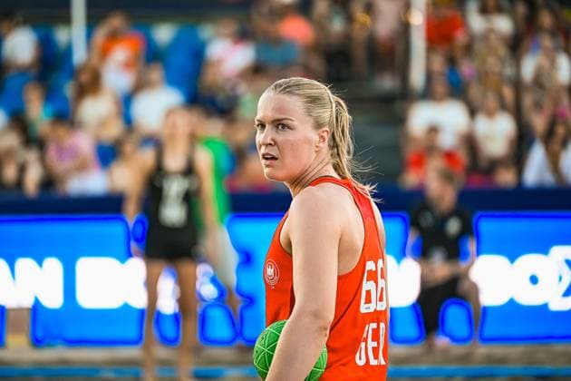 Amelie Möllmann ( 66; Deutsche Frauen Beachhandball Nationalmannschaft) hält den Ball und blickt konzentriert über die Schulter. Im Hintergrund sind Zuschauer und weitere Spielerinnen zu sehen. IHF Beach Handball World Championship, WM, Weltmeisterschaft 2026, 23.06.2026, Zagreb, Jarun See *** Amelie Möllmann, 66, of the German Women’s Beach Handball National Team, holds the ball and looks over her shoulder with intense concentration. Spectators and other players can be seen in the background. 2026 IHF Beach Handball World Championship, June 23, 2026, Zagreb, Lake Jarun Copyright: xspeedshotx xDorianfrickx