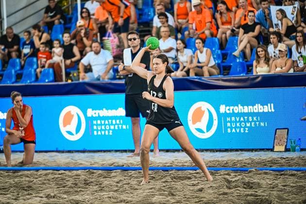 Lena Klingler ( 17; Deutsche Frauen Beachhandball Nationalmannschaft) holt mit dem grünen Ball zum Wurf aus, barfuß im Sand des Jarun Sees in Zagreb. Im Hintergrund verfolgen zahlreiche Zuschauer in orangefarbenen Shirts die Partie. IHF Beach Handball World Championship, WM, Weltmeisterschaft 2026, 23.06.2026, Zagreb, Jarun See *** Lena Klingler, 17, of the German women’s national beach handball team, takes a shot with the green ball, barefoot in the sand at Lake Jarun in Zagreb. In the background, numerous spectators in orange shirts watch the 2026 IHF Beach Handball World Championship match, June 23, 2026, Zagreb, Lake Jarun Copyright: xspeedshotx xDorianfrickx