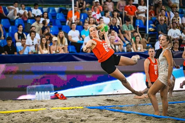 Amelie Möllmann ( 66; Deutsche Frauen Beachhandball Nationalmannschaft) springt dynamisch aus dem Sand und wirft den Ball in Richtung Tor, während eine Gegenspielerin daneben steht. Im Hintergrund verfolgt eine gut gefüllte Tribüne das Spiel am Jarun See in Zagreb. IHF Beach Handball World Championship, WM, Weltmeisterschaft 2026, 23.06.2026, Zagreb, Jarun See *** Amelie Möllmann, 66, of the German Women’s Beach Handball National Team, leaps dynamically off the sand and throws the ball toward the goal, while an opponent stands nearby. In the background, a packed grandstand watches the game at Lake Jarun in Zagreb during the 2026 IHF Beach Handball World Championship, June 23, 2026, Zagreb, Lake Jarun Copyright: xspeedshotx xDorianfrickx
