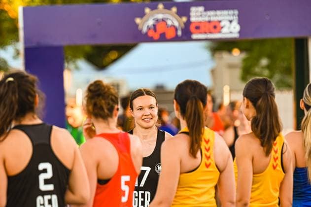 Lena Klingler ( 17; Deutsche Frauen Beachhandball Nationalmannschaft) lächelt inmitten von Spielerinnen verschiedener Nationen vor dem CRO26-Turnierbogen am Jarun See in Zagreb. Im Hintergrund sind Spielerinnen in roten, gelben und schwarzen Trikots zu sehen. IHF Beach Handball World Championship, WM, Weltmeisterschaft 2026, 23.06.2026, Zagreb, Jarun See *** Lena Klingler, a member of the German women’s beach handball national team, smiles amid players from various nations in front of the CRO26 tournament arch at Lake Jarun in Zagreb. In the background, players in red, yellow, and black jerseys can be seen. IHF Beach Handball World Championship 2026, June 23, 2026, Zagreb, Lake Jarun Copyright: xspeedshotx xDorianfrickx