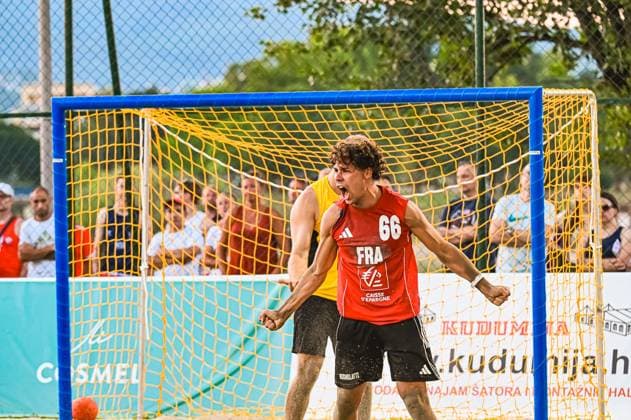 Ein Spieler Frankreichs ( 66) reißt jubelnd die Arme hoch und schreit vor dem Tor am Jarun See in Zagreb. Im Hintergrund ist ein Spieler im gelben Trikot sowie zahlreiche Zuschauer zu sehen. IHF Beach Handball World Championship, WM, Weltmeisterschaft 2026, 23.06.2026, Zagreb, Jarun See *** A player from France 66 throws his arms up in celebration and shouts in front of the goal at Lake Jarun in Zagreb. In the background, a player in a yellow jersey and numerous spectators can be seen. IHF Beach Handball World Championship 2026, June 23, 2026, Zagreb, Lake Jarun Copyright: xspeedshotx xDorianfrickx