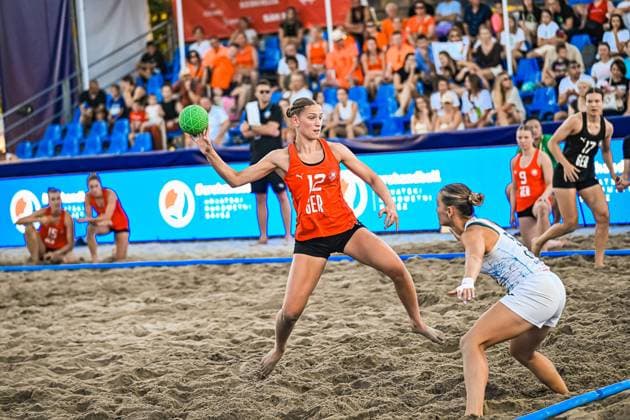 Dilayla Alarslan ( 12; Deutsche Frauen Beachhandball Nationalmannschaft) zieht mit dem Ball in der erhobenen Hand am Jarun See in Zagreb an einer Gegenspielerin vorbei. Im Hintergrund sind weitere Spielerinnen beider Teams sowie eine gut gefüllte Zuschauertribüne zu sehen. IHF Beach Handball World Championship, WM, Weltmeisterschaft 2026, 23.06.2026, Zagreb, Jarun See *** Dilayla Alarslan 12 A player from the German women’s national beach handball team passes an opponent at Lake Jarun in Zagreb, holding the ball aloft. In the background, other players from both teams and a well-filled spectator stand can be seen. IHF Beach Handball World Championship 2026, June 23, 2026, Zagreb, Lake Jarun Copyright: xspeedshotx xDorianfrickx