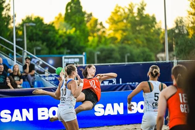 Isabel Kattner ( 10; Deutsche Frauen Beachhandball Nationalmannschaft) springt hoch und zieht ab, während eine kroatische Gegenspielerin ( 10; CRO) den Abschluss zu blocken versucht. Die Szene findet am Jarun See in Zagreb statt. IHF Beach Handball World Championship, WM, Weltmeisterschaft 2026, 23.06.2026, Zagreb, Jarun See *** Isabel Kattner (10), a member of the German women’s beach handball national team, jumps and shoots, while a Croatian opponent (10 CRO) tries to block the shot. The scene takes place at Lake Jarun in Zagreb during the 2026 IHF Beach Handball World Championship, June 23, 2026, Zagreb, Lake Jarun Copyright: xspeedshotx xDorianfrickx