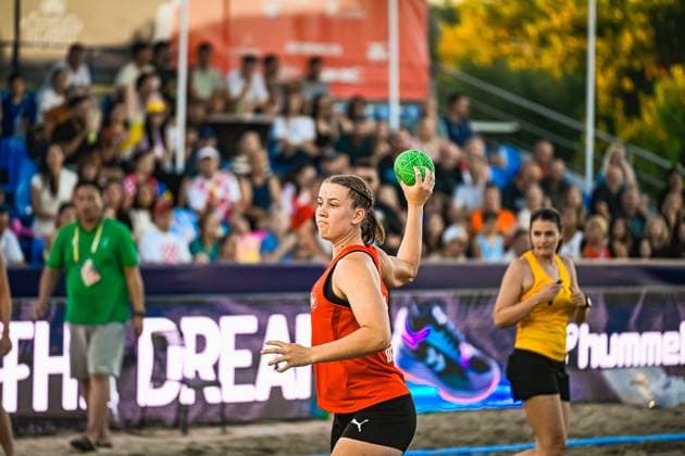 Pauline Borrmann ( 18, Deutsche Frauen Beachhandball Nationalmanschaft) setzt zum Wurf mit dem grünen Ball an und zeigt konzentrierte Spielweise. Die Aufnahme entstand am 23.06.2026 bei der IHF Beach Handball World Championship, WM, Weltmeisterschaft 2026 am Jarun See in Zagreb. Im Hintergrund sind Gegenspielerinnen und eine gut gefüllte Zuschauertribüne erkennbar. IHF Beach Handball World Championship 2026, 23.06.2026, Zagreb, Jarun See *** Pauline Borrmann, 18, The German women’s national beach handball team prepares to shoot the green ball and displays focused play. The photo was taken on June 23, 2026, at the 2026 IHF Beach Handball World Championship at Lake Jarun in Zagreb. Opponents and a well-filled spectatorIHF Beach Handball World Championship 2026, June 23, 2026, Zagreb, Lake Jarun Copyright: xspeedshotx xDorianfrickx