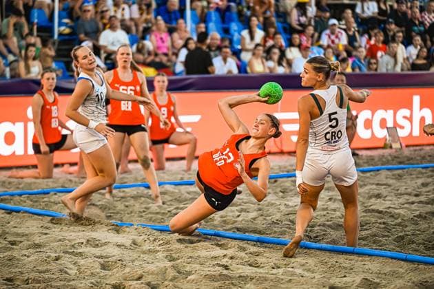 Amelie Möllmann ( 66; Deutsche Frauen Beachhandball Nationalmannschaft) wirft sich im Sand in eine spektakuläre Wurfposition, während eine Kroatien-Spielerin ( 5) den Ball in der Hand hält und zum Gegenwurf ansetzt. Im Hintergrund verfolgen weitere deutsche Spielerinnen die Szene vor vollem Publikum am Jarun See in Zagreb. IHF Beach Handball World Championship, WM, Weltmeisterschaft 2026, 23.06.2026, Zagreb, Jarun See *** Amelie Möllmann, No. 66 of the German women’s national beach handball team, throws herself onto the sand into a spectacular shooting position, while a Croatian player (No. 5) holds the ball in her hand and prepares to counterattack. In the background, other German players watch the action in front of a packed crowd at Lake Jarun in Zagreb. IHF Beach Handball World Championship 2026, June 23, 2026, Zagreb, Lake Jarun Copyright: xspeedshotx xDorianfrickx