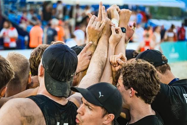 Die Spieler der deutschen Beachhandball Nationalmannschaft bilden einen Jubel-Kreis und strecken ihre Hände gemeinsam in die Höhe. Die Szene findet am Jarun See in Zagreb statt. IHF Beach Handball World Championship, WM, Weltmeisterschaft 2026, 23.06.2026, Zagreb, Jarun See *** The players on the German national beach handball team form a celebratory circle and raise their hands in the air together. The scene takes place at Lake Jarun in Zagreb. 2026 IHF Beach Handball World Championship, June 23, 2026, Zagreb, Lake Jarun Copyright: xspeedshotx xDorianfrickx