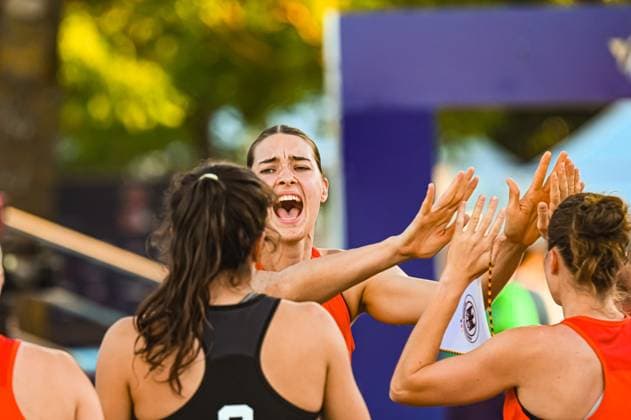 Isabel Kattner ( 10, Deutsche Frauen Beachhandball Nationalmanschaft) jubelt lautstark und klatscht mit Mitspielerinnen ab. Die Szene zeigt intensive Emotionen beim IHF Beach Handball World Championship, WM, Weltmeisterschaft 2026 am 23. Juni 2026 am Jarun See in Zagreb. Im Hintergrund sind Werbebanner und Vegetation sichtbar. IHF Beach Handball World Championship 2026, 23.06.2026, Zagreb, Jarun See *** Isabel Kattner 10, The German women’s national beach handball team cheers loudly and high-fives their teammates. The scene captures intense emotions at the 2026 IHF Beach Handball World Championship on June 23, 2026, at Lake Jarun in Zagreb. Advertising banners and vegetation are visible in the background. IHF Beach HandWorld Championship 2026, June 23, 2026, Zagreb, Lake Jarun Copyright: xspeedshotx xDorianfrickx