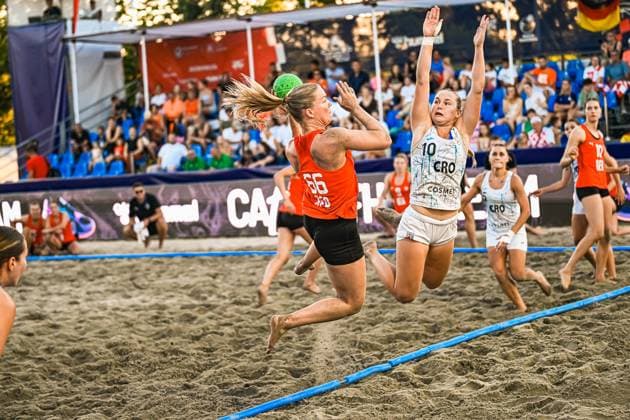 Amélie Möllmann ( 66; Deutsche Frauen Beachhandball Nationalmannschaft) springt im Wurfmoment ab, während eine kroatische Gegenspielerin ( 10, CRO) mit erhobenen Armen blockt. Die Szene findet am Jarun See in Zagreb vor gefüllten Zuschauerrängen statt. IHF Beach Handball World Championship, WM, Weltmeisterschaft 2026, 23.06.2026, Zagreb, Jarun See *** Amélie Möllmann, 66, of the German women’s national beach handball team, jumps as she prepares to shoot, while a Croatian opponent, 10, CRO blocks with her arms raised. The scene takes place at Lake Jarun in Zagreb in front of packed stands. 2026 IHF Beach Handball World Championship, June 23, 2026, Zagreb, Lake Jarun Copyright: xspeedshotx xDorianfrickx