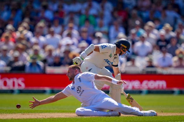 England v New Zealand - 3rd Rothesay Test Match: Day One Gus Atkinson of England dives to stop a run during the 3rd Rothesay Test Match Day 1 between England and New Zealand at Trent Bridge in Nottingham, United Kingdom, on June 25, 2026. Nottingham Nottinghamshire United Kingdom  Copyright: xNewsxImagesx originalFilename:cosgrove-3rdrothe260625_npNN6.jpg