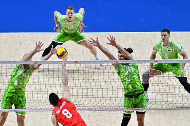 LJUBLJANA, SLOVENIA - JUNE 25: Asparuh Asparuhov of Bulgaria (C) in action against Alen Pajenk of Slovenia (L) during the FIVB Men s Volleyball Nations League match between Slovenia and Bulgaria at Arena Stozice, Ljubljana on June 25, 2026 in Ljubljana, Slovenia. (Photo by Igor Kupljenik Sports Press Photo).  Copyright: xIgorxKupljenikx xSPPx Sportspressphoto_SPR176686