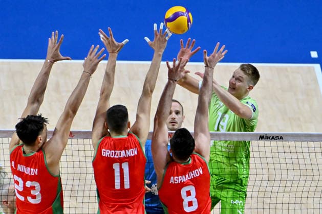 LJUBLJANA, SLOVENIA - JUNE 25: Rok Mozic of Slovenia (R) in action against Aleks Grozdanov of Bulgaria (C) during the FIVB Men s Volleyball Nations League match between Slovenia and Bulgaria at Arena Stozice, Ljubljana on June 25, 2026 in Ljubljana, Slovenia. (Photo by Igor Kupljenik Sports Press Photo).  Copyright: xIgorxKupljenikx xSPPx Sportspressphoto_SPR176692