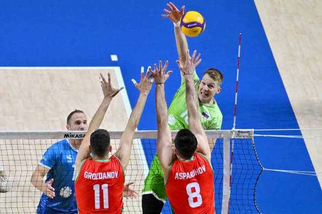 LJUBLJANA, SLOVENIA - JUNE 25: Rok Mozic of Slovenia (R) in action against Aleks Grozdanov of Bulgaria (L) during the FIVB Men s Volleyball Nations League match between Slovenia and Bulgaria at Arena Stozice, Ljubljana on June 25, 2026 in Ljubljana, Slovenia. (Photo by Igor Kupljenik Sports Press Photo).  Copyright: xIgorxKupljenikx xSPPx Sportspressphoto_SPR176693