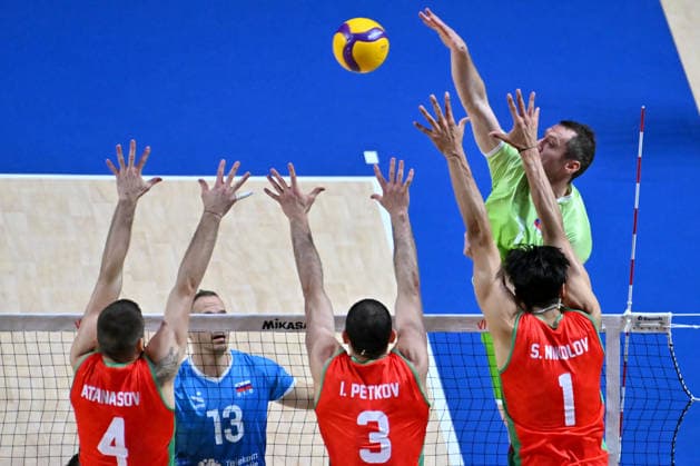 LJUBLJANA, SLOVENIA - JUNE 25: Toncek Stern of Slovenia (R) in action against Iliya Petkov of Bulgaria (C) during the FIVB Men s Volleyball Nations League match between Slovenia and Bulgaria at Arena Stozice, Ljubljana on June 25, 2026 in Ljubljana, Slovenia. (Photo by Igor Kupljenik Sports Press Photo).  Copyright: xIgorxKupljenikx xSPPx Sportspressphoto_SPR176695