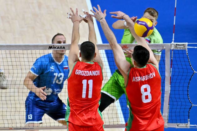 LJUBLJANA, SLOVENIA - JUNE 25: Rok Mozic of Slovenia (R) in action against Asparuh Asparuhov of Bulgaria (2R) during the FIVB Men s Volleyball Nations League match between Slovenia and Bulgaria at Arena Stozice, Ljubljana on June 25, 2026 in Ljubljana, Slovenia. (Photo by Igor Kupljenik Sports Press Photo).  Copyright: xIgorxKupljenikx xSPPx Sportspressphoto_SPR176697