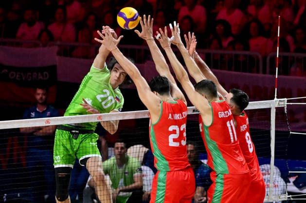 LJUBLJANA, SLOVENIA - JUNE 25: Nik Mujanovic of Slovenia (L) in action against Aleksandar Nikolov of Bulgaria (2L) during the FIVB Men s Volleyball Nations League match between Slovenia and Bulgaria at Arena Stozice, Ljubljana on June 25, 2026 in Ljubljana, Slovenia. (Photo by Igor Kupljenik Sports Press Photo).  Copyright: xIgorxKupljenikx xSPPx Sportspressphoto_SPR176704