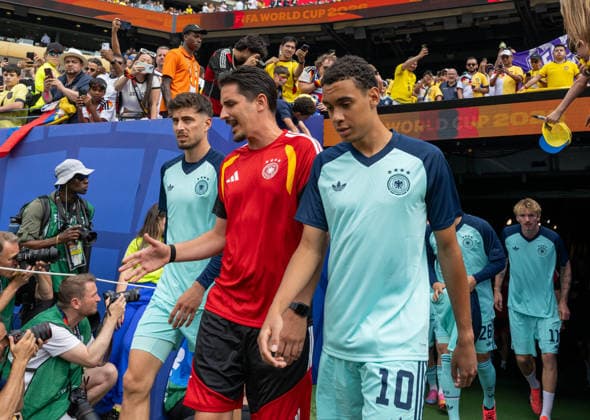 Fußball, Herren, FIFA World Cup, WM, Weltmeisterschaft, Fussball 2026, Spiel in New York New Jersey, Ecuador - Deutschland (Gruppe E, 3. Spieltag), v. l. Kai Havertz (Deutschland), Co-Trainer Benjamin Hübner, Jamal Musiala (Deutschland) bei der Erwärmung, 25.06. 2026, *** Soccer, Men s, 2026 FIFA World Cup, Match in New York, New Jersey, Ecuador vs. Germany, Group E, Matchday 3, from left: Kai Havertz (Germany), Assistant Coach Benjamin Hübner, Jamal Musiala (Germany) warming up, June 25, 2026, Copyright: xMatthiasxKochx