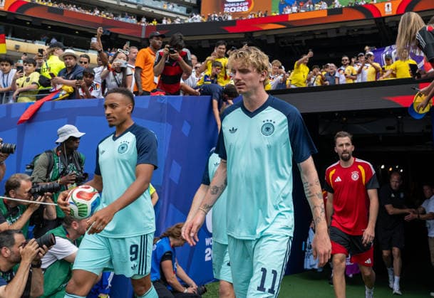 Fußball, Herren, FIFA World Cup, WM, Weltmeisterschaft, Fussball 2026, Spiel in New York New Jersey, Ecuador - Deutschland (Gruppe E, 3. Spieltag), v.l. Jamie Leweling (Deutschland), Nick Woltemade (Deutschland) bei der Erwärmung, 25.06. 2026, *** Soccer, Men s, 2026 FIFA World Cup, Match in New York, New Jersey, Ecuador vs. Germany, Group E, Matchday 3, from left: Jamie Leweling (Germany), Nick Woltemade (Germany) warming up, June 25, 2026, Copyright: xMatthiasxKochx
