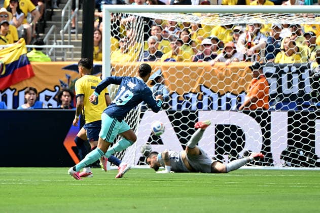 Fußball, Herren, FIFA World Cup, WM, Weltmeisterschaft, Fussball 2026, Spiel in New York New Jersey, Ecuador - Deutschland (Gruppe E, 3. Spieltag), Leroy Sane (Deutschland) erzielt das Tor zum 0:1 gegen Piero Hincapie (Ecuador) und Torhüter Hernan Galindez (Ecuador), 25.06. 2026, *** Soccer, Men s, 2026 FIFA World Cup, Match in New York, New Jersey, Ecuador vs. Germany, Group E, Matchday 3, Leroy Sané of Germany scores the goal to make it 0–1 against Piero Hincapie of Ecuador and goalkeeper Hernán Galindez of Ecuador, June 25, 2026, Copyright: xMatthiasxKochx