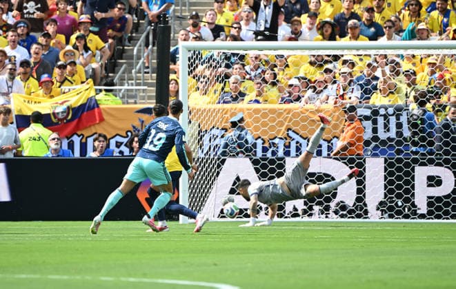 Fußball, Herren, FIFA World Cup, WM, Weltmeisterschaft, Fussball 2026, Spiel in New York New Jersey, Ecuador - Deutschland (Gruppe E, 3. Spieltag), Leroy Sane (Deutschland) erzielt das Tor zum 0:1 gegen Piero Hincapie (Ecuador) und Torhüter Hernan Galindez (Ecuador), 25.06. 2026, *** Soccer, Men s, 2026 FIFA World Cup, Match in New York, New Jersey, Ecuador vs. Germany, Group E, Matchday 3, Leroy Sané of Germany scores the goal to make it 0–1 against Piero Hincapie of Ecuador and goalkeeper Hernán Galindez of Ecuador, June 25, 2026, Copyright: xMatthiasxKochx