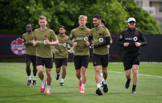 June 25, 2026, Vancouver, Bc, CANADA: Canada s Alistair Johnston, front left, Stephen Eustaquio, front second right, and Luc de Fougerolles, back centre, jog around the field during a FIFA World Cup, WM, Weltmeisterschaft, Fussball soccer training session, in Vancouver, on Thursday, June 25, 2026. Canada News - June 25, 2026  - ZUMAc35_ 20260625_zaf_c35_064 Copyright: xDarrylxDyckx