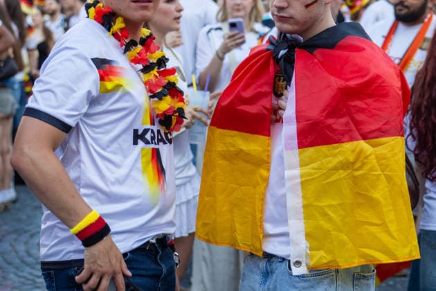 Augsburg, Bavaria, Germany - June 25, 2026: Public viewing of the 2026 FIFA World Cup, WM, Weltmeisterschaft, Fussball match between Ecuador and Germany on Rathausplatz in Augsburg as part of the Augsburg Summer Nights festival. Numerous fans wearing jerseys and waving German flags *** Public Viewing des FIFA WM Weltmeisterschaft 2026 WORLD CUP Spiel Ecuador gegen Deutschland auf dem Rathausplatz in Augsburg im Rahmen der Augsburger Sommernächte. Zahlreiche Fans mit Trikot und Deutschland Flaggen