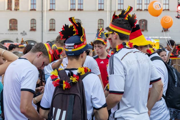 Augsburg, Bavaria, Germany - June 25, 2026: Public viewing of the 2026 FIFA World Cup, WM, Weltmeisterschaft, Fussball match between Ecuador and Germany on Rathausplatz in Augsburg as part of the Augsburg Summer Nights festival. Numerous fans wearing jerseys and waving German flags *** Public Viewing des FIFA WM Weltmeisterschaft 2026 WORLD CUP Spiel Ecuador gegen Deutschland auf dem Rathausplatz in Augsburg im Rahmen der Augsburger Sommernächte. Zahlreiche Fans mit Trikot und Deutschland Flaggen