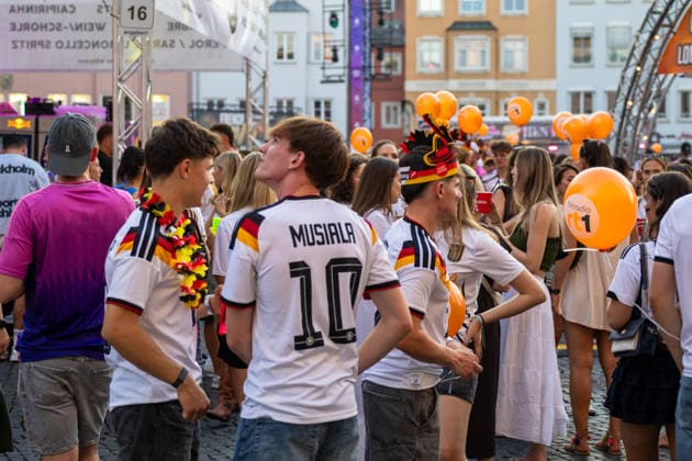 Augsburg, Bavaria, Germany - June 25, 2026: Public viewing of the 2026 FIFA World Cup, WM, Weltmeisterschaft, Fussball match between Ecuador and Germany on Rathausplatz in Augsburg as part of the Augsburg Summer Nights festival. Numerous fans wearing jerseys and waving German flags *** Public Viewing des FIFA WM Weltmeisterschaft 2026 WORLD CUP Spiel Ecuador gegen Deutschland auf dem Rathausplatz in Augsburg im Rahmen der Augsburger Sommernächte. Zahlreiche Fans mit Trikot und Deutschland Flaggen