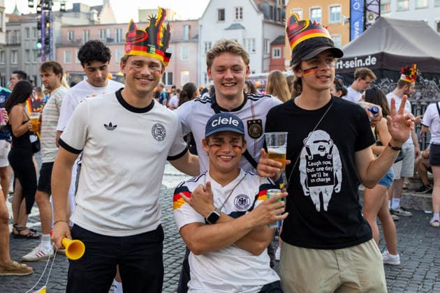 Augsburg, Bavaria, Germany - June 25, 2026: Public viewing of the 2026 FIFA World Cup, WM, Weltmeisterschaft, Fussball match between Ecuador and Germany on Rathausplatz in Augsburg as part of the Augsburg Summer Nights festival. Numerous fans wearing jerseys and waving German flags *** Public Viewing des FIFA WM Weltmeisterschaft 2026 WORLD CUP Spiel Ecuador gegen Deutschland auf dem Rathausplatz in Augsburg im Rahmen der Augsburger Sommernächte. Zahlreiche Fans mit Trikot und Deutschland Flaggen