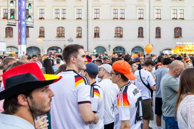 Augsburg, Bavaria, Germany - June 25, 2026: Public viewing of the 2026 FIFA World Cup, WM, Weltmeisterschaft, Fussball match between Ecuador and Germany on Rathausplatz in Augsburg as part of the Augsburg Summer Nights festival. Numerous fans wearing jerseys and waving German flags *** Public Viewing des FIFA WM Weltmeisterschaft 2026 WORLD CUP Spiel Ecuador gegen Deutschland auf dem Rathausplatz in Augsburg im Rahmen der Augsburger Sommernächte. Zahlreiche Fans mit Trikot und Deutschland Flaggen