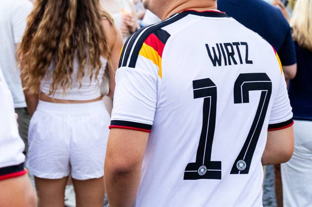 Augsburg, Bavaria, Germany - June 25, 2026: Public viewing of the 2026 FIFA World Cup, WM, Weltmeisterschaft, Fussball match between Ecuador and Germany on Rathausplatz in Augsburg as part of the Augsburg Summer Nights festival. Numerous fans wearing jerseys and waving German flags *** Public Viewing des FIFA WM Weltmeisterschaft 2026 WORLD CUP Spiel Ecuador gegen Deutschland auf dem Rathausplatz in Augsburg im Rahmen der Augsburger Sommernächte. Zahlreiche Fans mit Trikot und Deutschland Flaggen