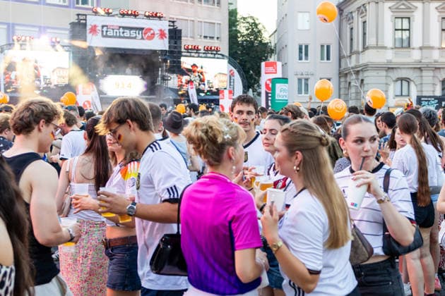 Augsburg, Bavaria, Germany - June 25, 2026: Public viewing of the 2026 FIFA World Cup, WM, Weltmeisterschaft, Fussball match between Ecuador and Germany on Rathausplatz in Augsburg as part of the Augsburg Summer Nights festival. Numerous fans wearing jerseys and waving German flags *** Public Viewing des FIFA WM Weltmeisterschaft 2026 WORLD CUP Spiel Ecuador gegen Deutschland auf dem Rathausplatz in Augsburg im Rahmen der Augsburger Sommernächte. Zahlreiche Fans mit Trikot und Deutschland Flaggen