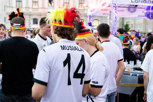 Augsburg, Bavaria, Germany - June 25, 2026: Public viewing of the 2026 FIFA World Cup, WM, Weltmeisterschaft, Fussball match between Ecuador and Germany on Rathausplatz in Augsburg as part of the Augsburg Summer Nights festival. Numerous fans wearing jerseys and waving German flags *** Public Viewing des FIFA WM Weltmeisterschaft 2026 WORLD CUP Spiel Ecuador gegen Deutschland auf dem Rathausplatz in Augsburg im Rahmen der Augsburger Sommernächte. Zahlreiche Fans mit Trikot und Deutschland Flaggen