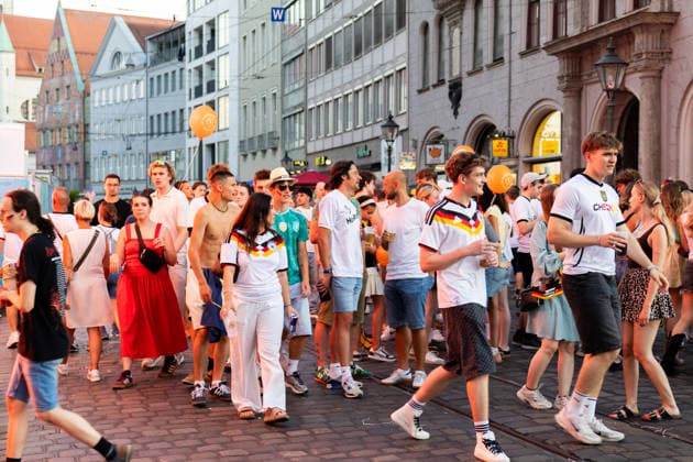 Augsburg, Bavaria, Germany - June 25, 2026: Public viewing of the 2026 FIFA World Cup, WM, Weltmeisterschaft, Fussball match between Ecuador and Germany on Rathausplatz in Augsburg as part of the Augsburg Summer Nights festival. Numerous fans wearing jerseys and waving German flags *** Public Viewing des FIFA WM Weltmeisterschaft 2026 WORLD CUP Spiel Ecuador gegen Deutschland auf dem Rathausplatz in Augsburg im Rahmen der Augsburger Sommernächte. Zahlreiche Fans mit Trikot und Deutschland Flaggen