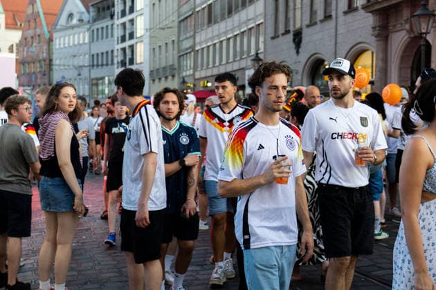 Augsburg, Bavaria, Germany - June 25, 2026: Public viewing of the 2026 FIFA World Cup, WM, Weltmeisterschaft, Fussball match between Ecuador and Germany on Rathausplatz in Augsburg as part of the Augsburg Summer Nights festival. Numerous fans wearing jerseys and waving German flags *** Public Viewing des FIFA WM Weltmeisterschaft 2026 WORLD CUP Spiel Ecuador gegen Deutschland auf dem Rathausplatz in Augsburg im Rahmen der Augsburger Sommernächte. Zahlreiche Fans mit Trikot und Deutschland Flaggen