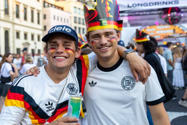 Augsburg, Bavaria, Germany - June 25, 2026: Public viewing of the 2026 FIFA World Cup, WM, Weltmeisterschaft, Fussball match between Ecuador and Germany on Rathausplatz in Augsburg as part of the Augsburg Summer Nights festival. Numerous fans wearing jerseys and waving German flags *** Public Viewing des FIFA WM Weltmeisterschaft 2026 WORLD CUP Spiel Ecuador gegen Deutschland auf dem Rathausplatz in Augsburg im Rahmen der Augsburger Sommernächte. Zahlreiche Fans mit Trikot und Deutschland Flaggen