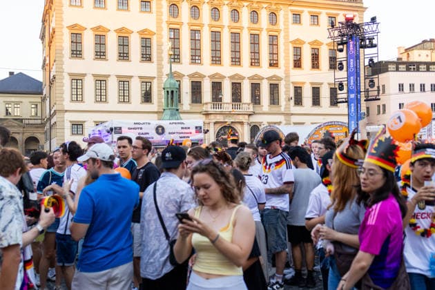 Augsburg, Bavaria, Germany - June 25, 2026: Public viewing of the 2026 FIFA World Cup, WM, Weltmeisterschaft, Fussball match between Ecuador and Germany on Rathausplatz in Augsburg as part of the Augsburg Summer Nights festival. Numerous fans wearing jerseys and waving German flags *** Public Viewing des FIFA WM Weltmeisterschaft 2026 WORLD CUP Spiel Ecuador gegen Deutschland auf dem Rathausplatz in Augsburg im Rahmen der Augsburger Sommernächte. Zahlreiche Fans mit Trikot und Deutschland Flaggen