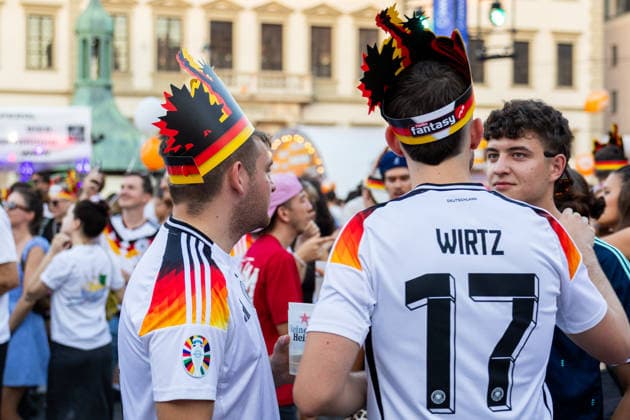 Augsburg, Bavaria, Germany - June 25, 2026: Public viewing of the 2026 FIFA World Cup, WM, Weltmeisterschaft, Fussball match between Ecuador and Germany on Rathausplatz in Augsburg as part of the Augsburg Summer Nights festival. Numerous fans wearing jerseys and waving German flags *** Public Viewing des FIFA WM Weltmeisterschaft 2026 WORLD CUP Spiel Ecuador gegen Deutschland auf dem Rathausplatz in Augsburg im Rahmen der Augsburger Sommernächte. Zahlreiche Fans mit Trikot und Deutschland Flaggen