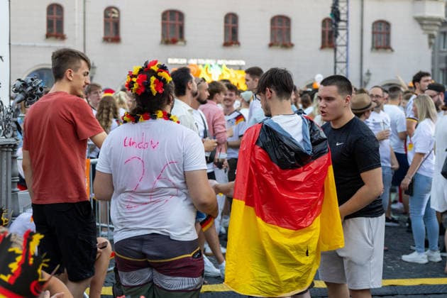 Augsburg, Bavaria, Germany - June 25, 2026: Public viewing of the 2026 FIFA World Cup, WM, Weltmeisterschaft, Fussball match between Ecuador and Germany on Rathausplatz in Augsburg as part of the Augsburg Summer Nights festival. Numerous fans wearing jerseys and waving German flags *** Public Viewing des FIFA WM Weltmeisterschaft 2026 WORLD CUP Spiel Ecuador gegen Deutschland auf dem Rathausplatz in Augsburg im Rahmen der Augsburger Sommernächte. Zahlreiche Fans mit Trikot und Deutschland Flaggen