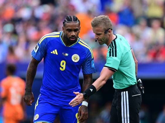 Curacao v Ivory Coast - FIFA World Cup, WM, Weltmeisterschaft, Fussball 2026 - Group E PHILADELPHIA, USA - JUNE 25: Jurgen Locadia of Curacao is seen with referee Glenn Nyberg during the 2026 FIFA World Cup First Stage Group E match between Curacao and Ivory Coast at Lincoln Financial Field (Philadelphia Stadium) in Philadelphia, Pennsylvania, United States on June 25, 2026. Abdulhamid Hosbas Anadolu Pennsylvania United States. Editorial use only. Please get in touch for any other usage.  Copyright: x2026xAnadoluxAbdulhamidxHosbasx