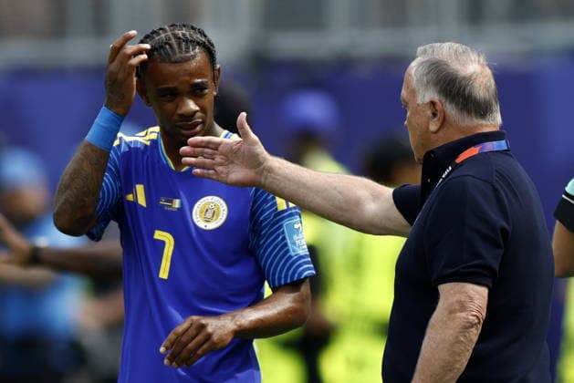 FIFA World Cup, WM, Weltmeisterschaft, Fussball 2026 - Group E - Curacao vs Ivory Coast Curacao s head coach Dick Advocaat (R) talks with his player Juninho Bacuna the FIFA World Cup 2026 group stage match Curacao against Ivory Coast, in Philadelphia, Pennsylvania, USA, 25 June 2026. PHILADELPHIA United States  Copyright: xWILLxOLIVERx