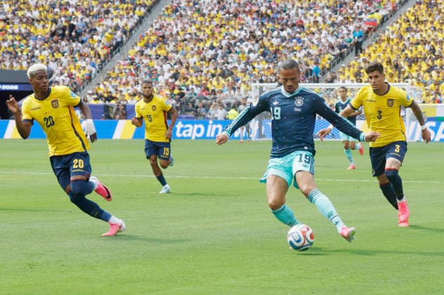 Germany s Leroy Sane (19) dribbles the ball surrounded by Ecuador defenders in the first half of their FIFA World Cup, WM, Weltmeisterschaft, Fussball match at New York New Jersey Stadium in East Rutherford, New Jersey, on Thursday, June 25, 2026. Sane scored Germany s first goal.  NYP20260625904 JOHNxANGELILLO