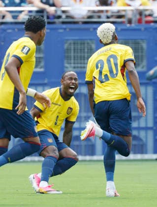 Ecuador s Nilson Angulo (20) celebrates with teammate John Yeboah (9) after scoring on Germany in the first half of their FIFA World Cup, WM, Weltmeisterschaft, Fussball match at New York New Jersey Stadium in East Rutherford, New Jersey, on Thursday, June 25, 2026.  NYP20260625907 JOHNxANGELILLO