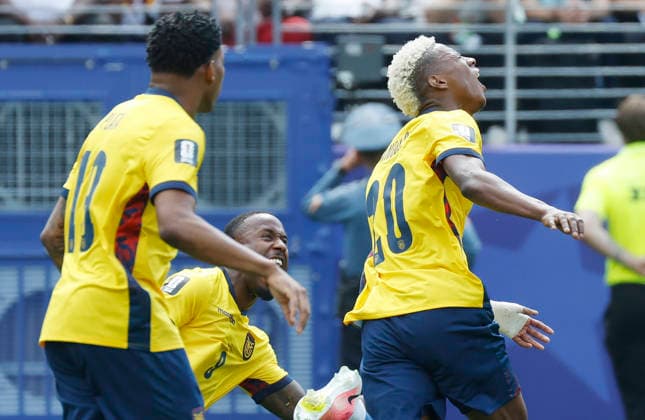 Ecuador s Nilson Angulo (20) celebrates with teammates after scoring on Germany in the first half of their FIFA World Cup, WM, Weltmeisterschaft, Fussball match at New York New Jersey Stadium in East Rutherford, New Jersey, on Thursday, June 25, 2026.  NYP20260625909 JOHNxANGELILLO