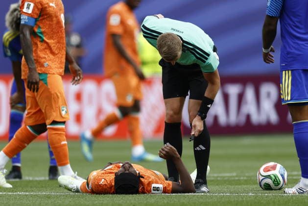 FIFA World Cup, WM, Weltmeisterschaft, Fussball 2026 - Group E - Curacao vs Ivory Coast Referee Glenn Nyberg checks on Yan Diomande of Ivory Coast as he lies on the ground during the FIFA World Cup 2026 group stage match Curacao against Ivory Coast, in Philadelphia, Pennsylvania, USA, 25 June 2026. PHILADELPHIA United States  Copyright: xWILLxOLIVERx